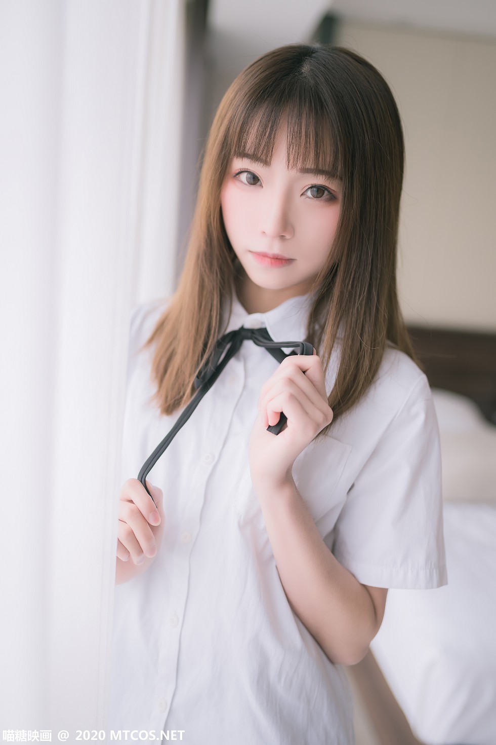 [喵糖映画]JKL.012_校服JK制服妹子性感白色短袖配黑短裙肉丝裤袜秀美腿写真48P