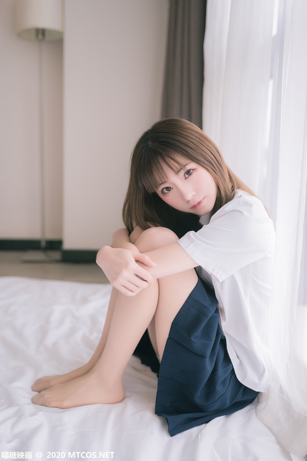 [喵糖映画]JKL.012_校服JK制服妹子性感白色短袖配黑短裙肉丝裤袜秀美腿写真48P