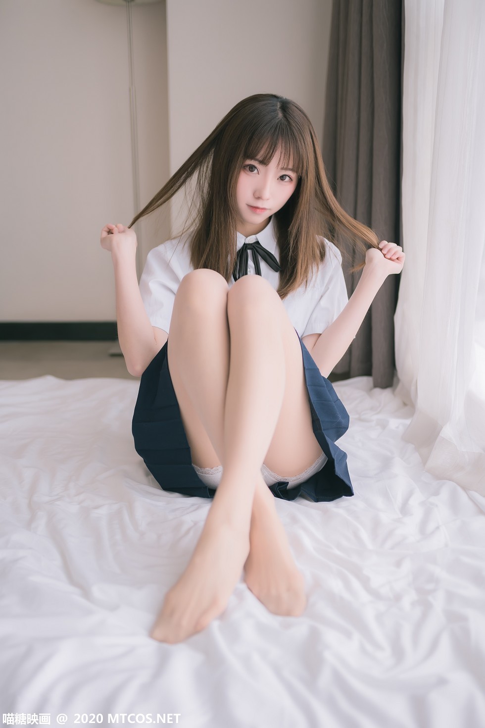 [喵糖映画]JKL.012_校服JK制服妹子性感白色短袖配黑短裙肉丝裤袜秀美腿写真48P