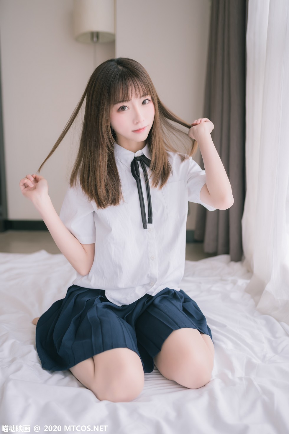 [喵糖映画]JKL.012_校服JK制服妹子性感白色短袖配黑短裙肉丝裤袜秀美腿写真48P