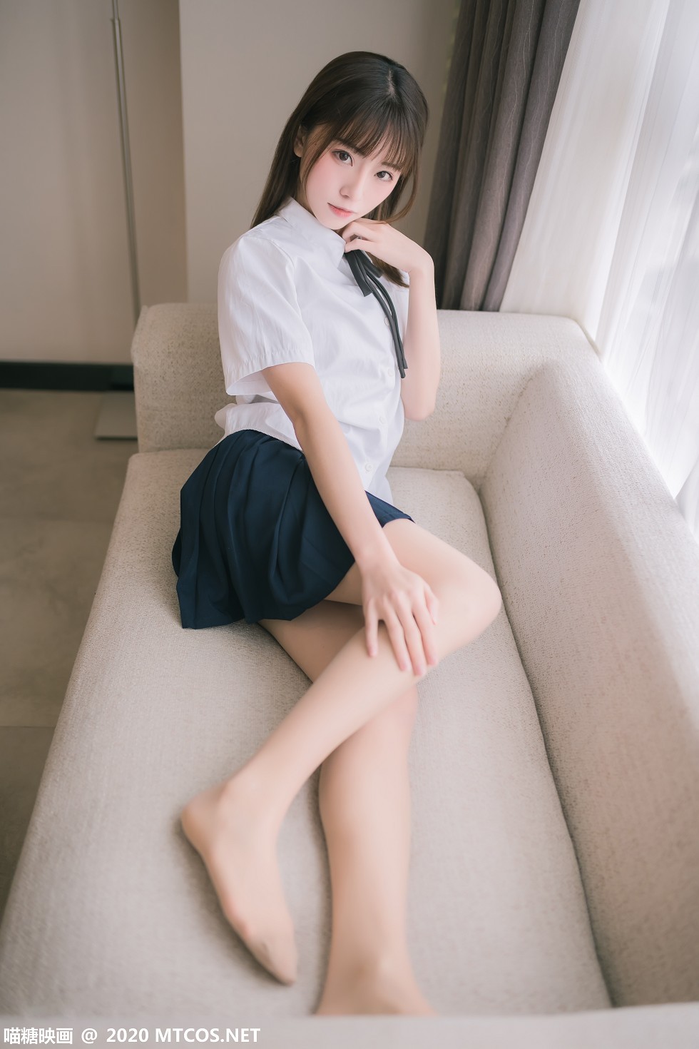 [喵糖映画]JKL.012_校服JK制服妹子性感白色短袖配黑短裙肉丝裤袜秀美腿写真48P