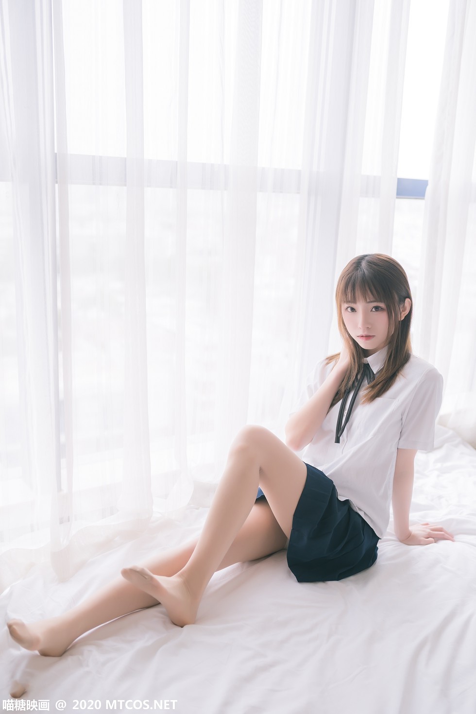 [喵糖映画]JKL.012_校服JK制服妹子性感白色短袖配黑短裙肉丝裤袜秀美腿写真48P