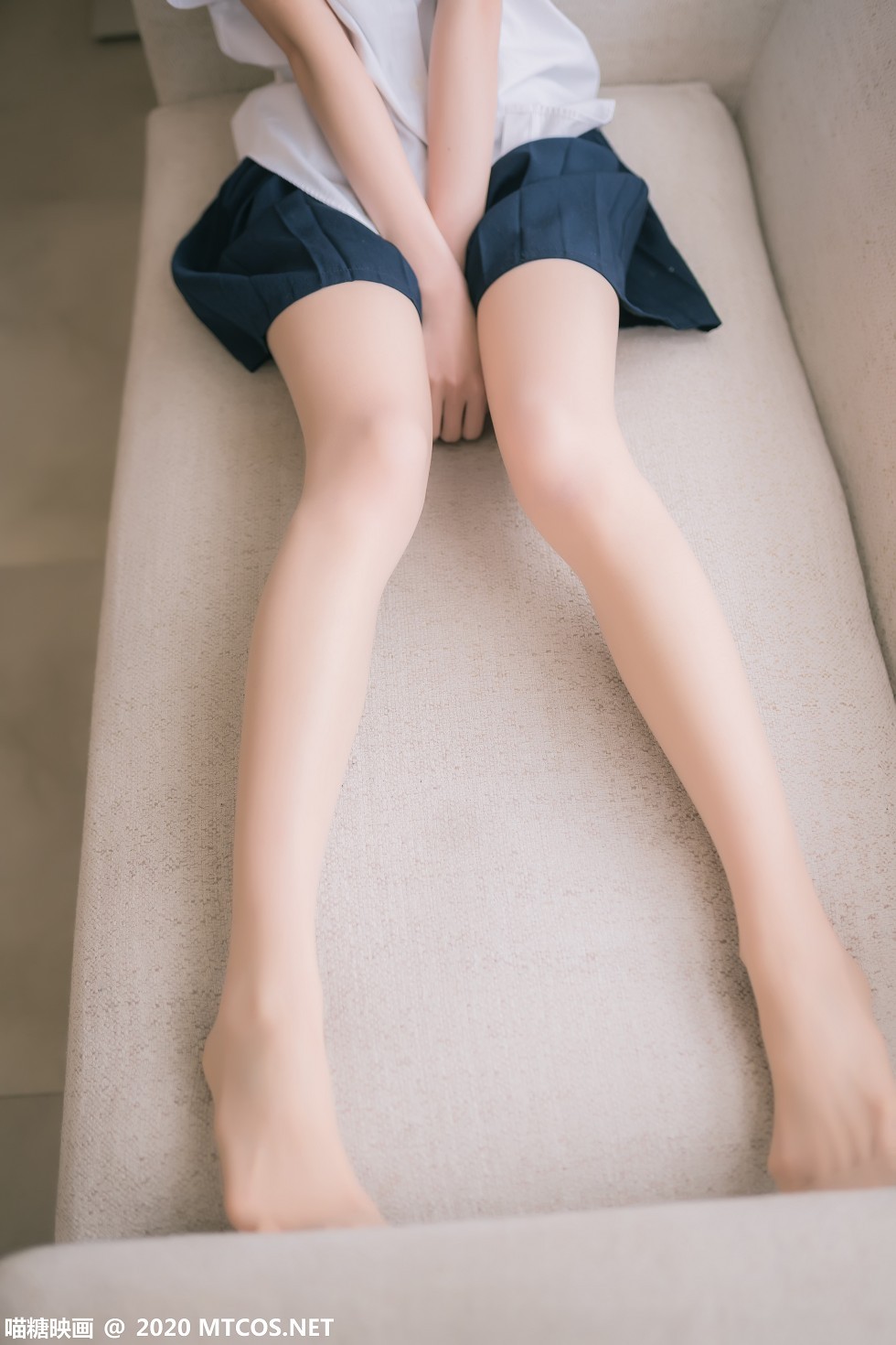 [喵糖映画]JKL.012_校服JK制服妹子性感白色短袖配黑短裙肉丝裤袜秀美腿写真48P