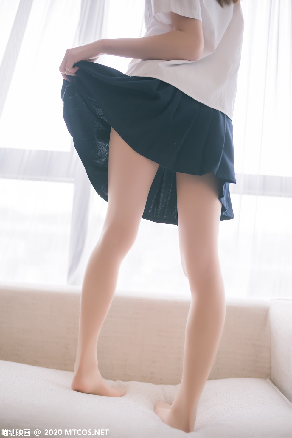 [喵糖映画]JKL.012_校服JK制服妹子性感白色短袖配黑短裙肉丝裤袜秀美腿写真48P