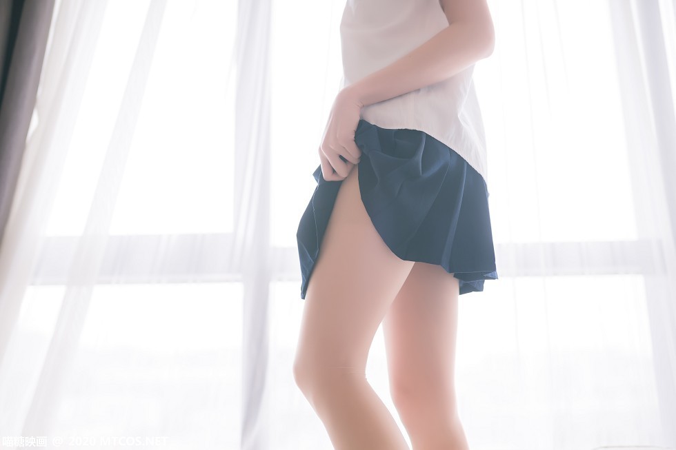 [喵糖映画]JKL.012_校服JK制服妹子性感白色短袖配黑短裙肉丝裤袜秀美腿写真48P