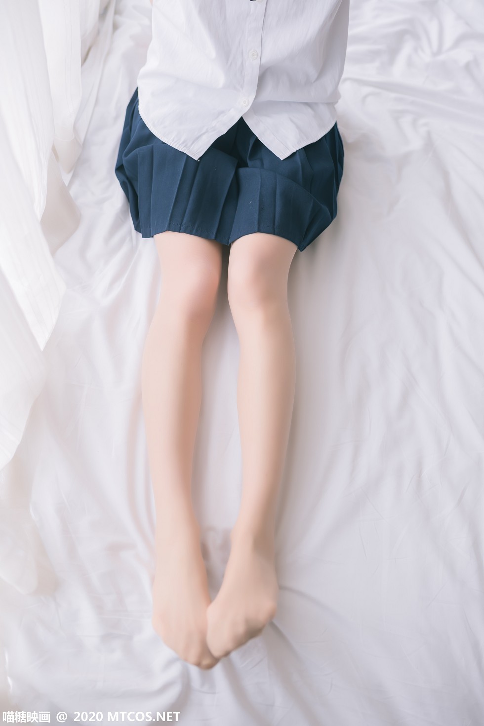 [喵糖映画]JKL.012_校服JK制服妹子性感白色短袖配黑短裙肉丝裤袜秀美腿写真48P