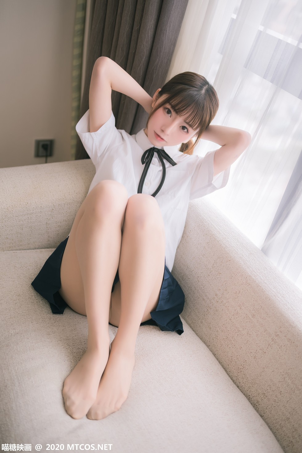 [喵糖映画]JKL.012_校服JK制服妹子性感白色短袖配黑短裙肉丝裤袜秀美腿写真48P