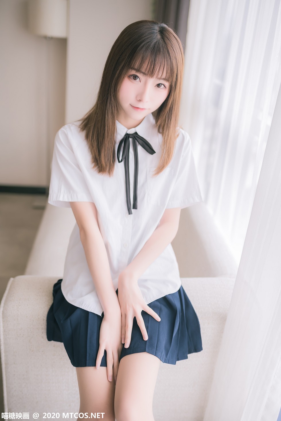 [喵糖映画]JKL.012_校服JK制服妹子性感白色短袖配黑短裙肉丝裤袜秀美腿写真48P