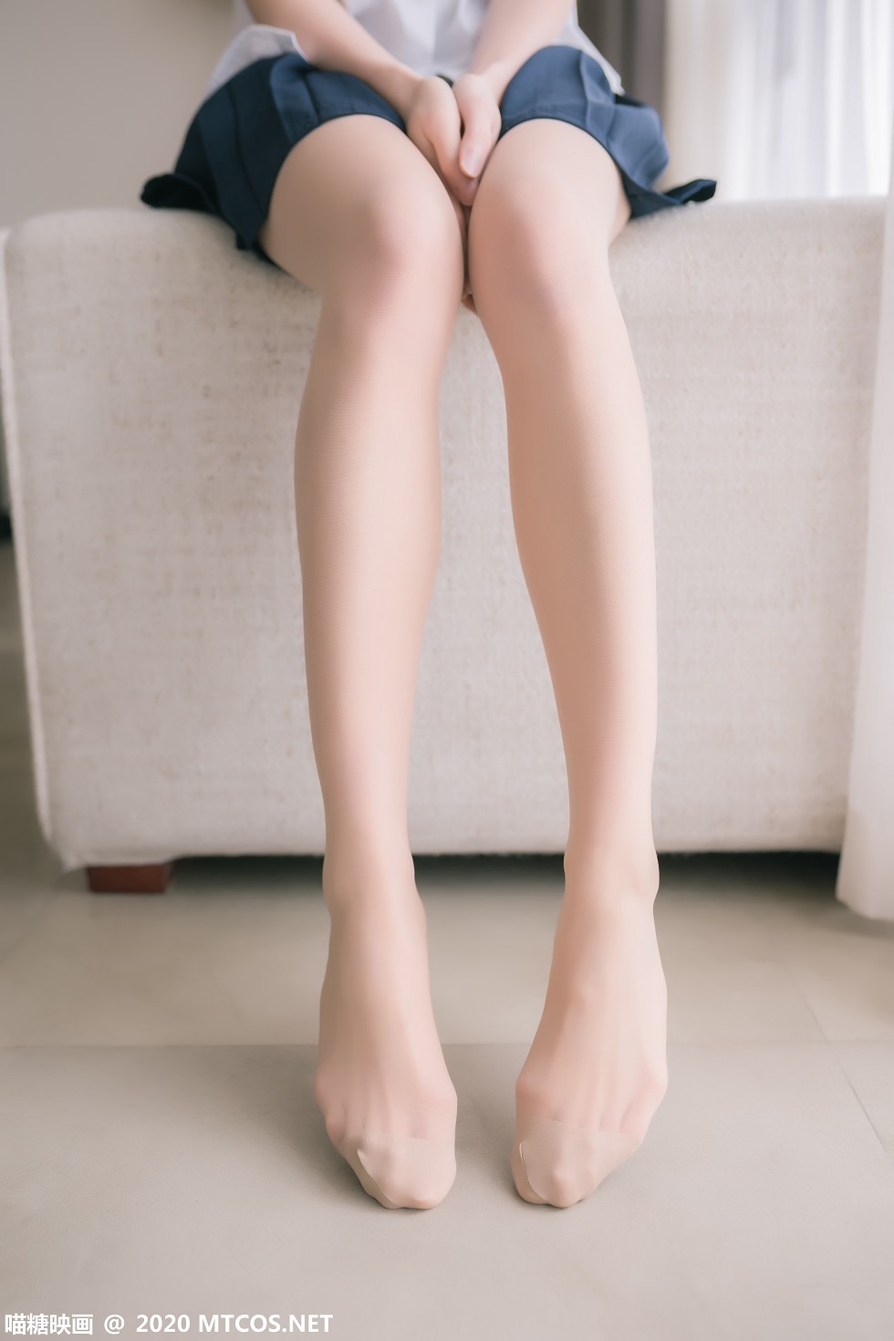 [喵糖映画]JKL.012_校服JK制服妹子性感白色短袖配黑短裙肉丝裤袜秀美腿写真48P