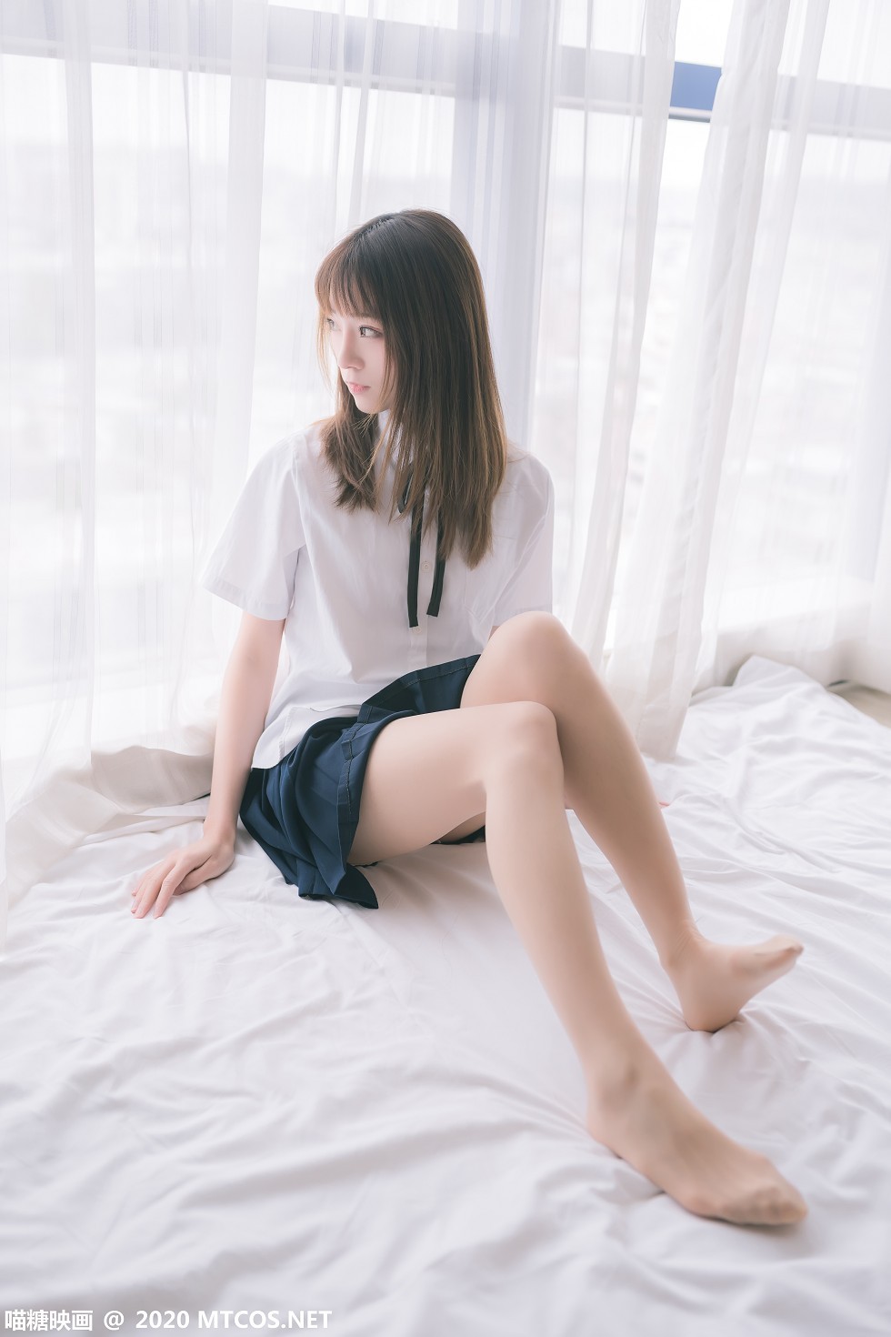[喵糖映画]JKL.012_校服JK制服妹子性感白色短袖配黑短裙肉丝裤袜秀美腿写真48P