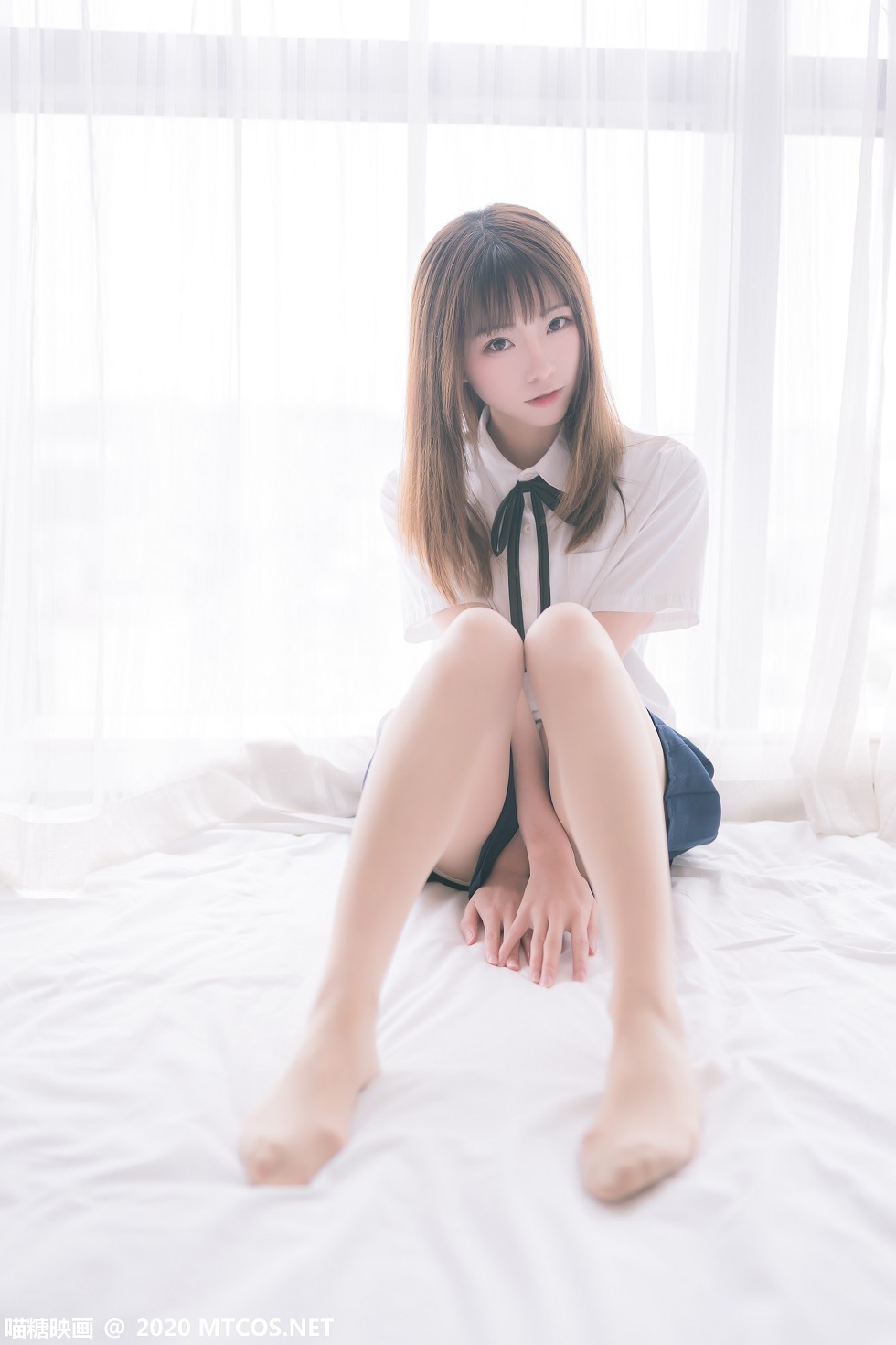 [喵糖映画]JKL.012_校服JK制服妹子性感白色短袖配黑短裙肉丝裤袜秀美腿写真48P