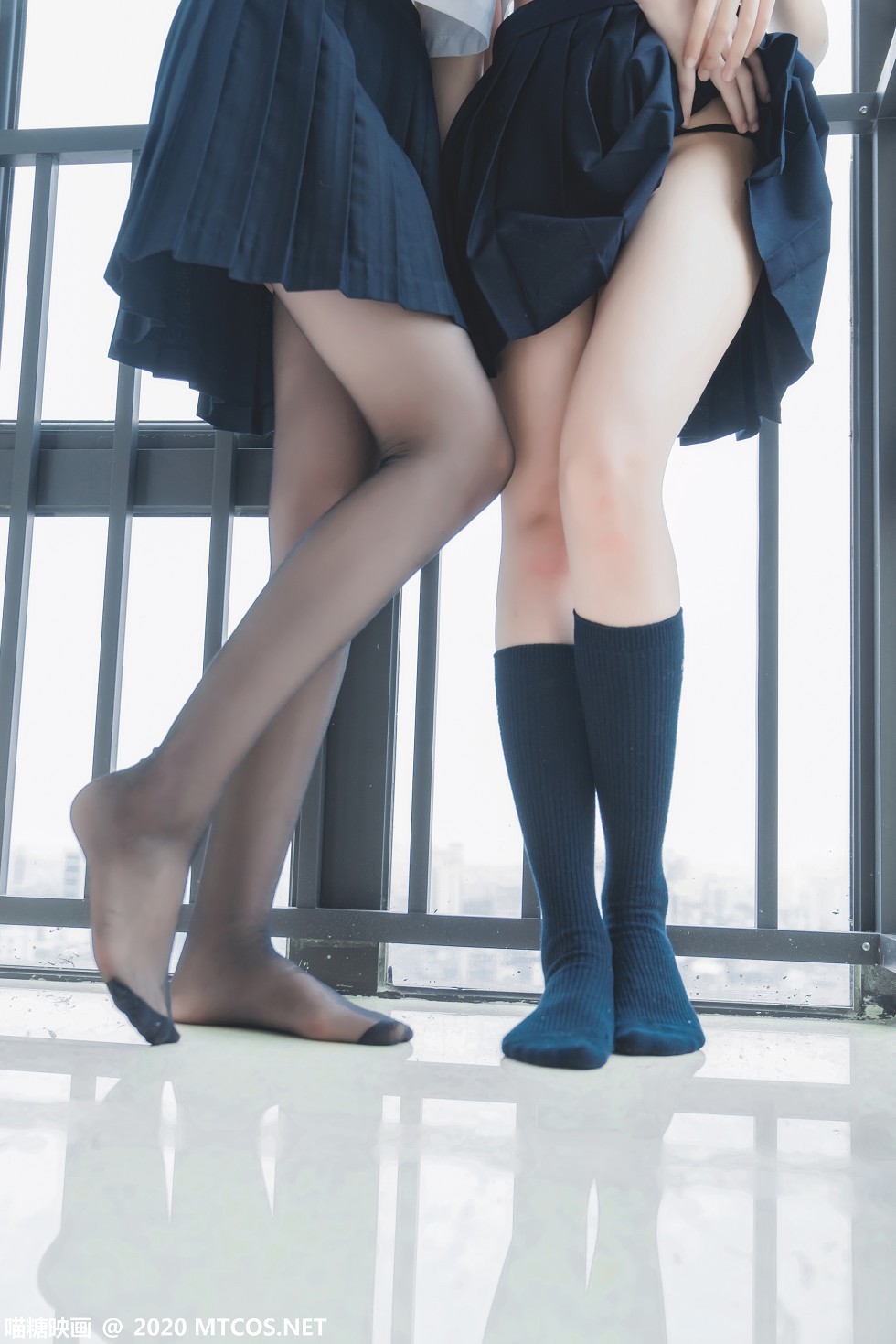 [喵糖映画]JKL.014_JK制服姐妹花私房性感短裙露翘臀美腿撩人姿势极致诱惑写真33P