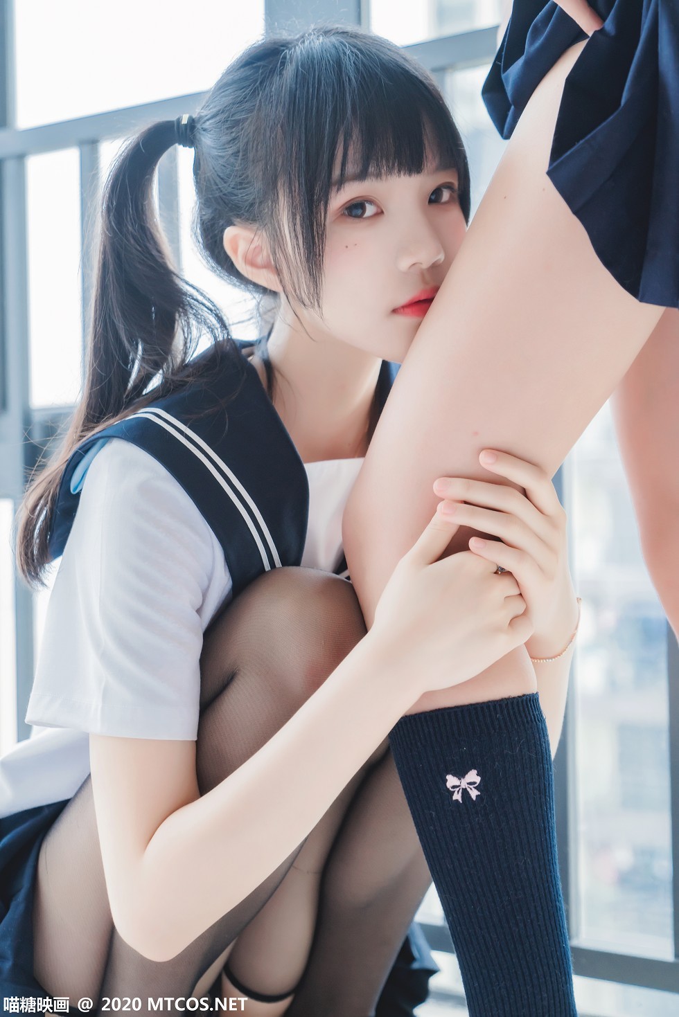 [喵糖映画]JKL.014_JK制服姐妹花私房性感短裙露翘臀美腿撩人姿势极致诱惑写真33P