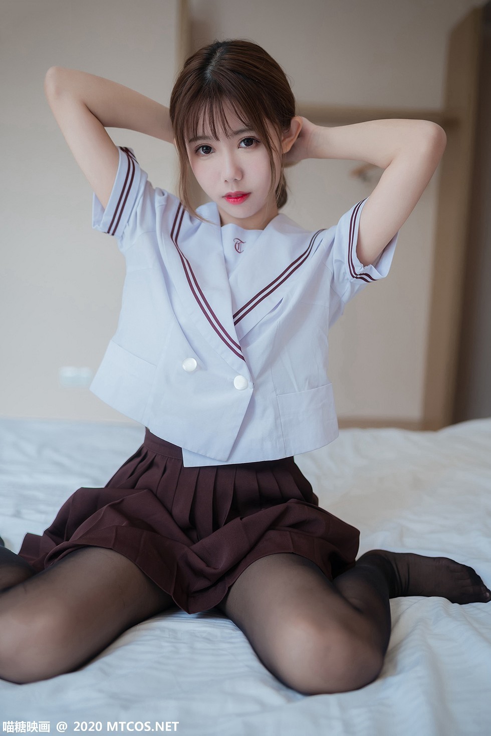 [喵糖映画]JKL.015_JK制服美女私房床上灰色百褶裙配黑丝裤袜秀美腿性感写真45P