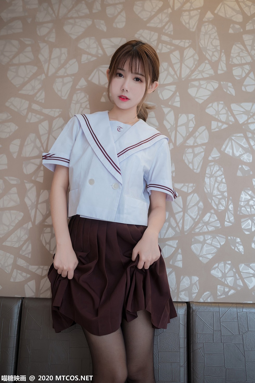 [喵糖映画]JKL.015_JK制服美女私房床上灰色百褶裙配黑丝裤袜秀美腿性感写真45P