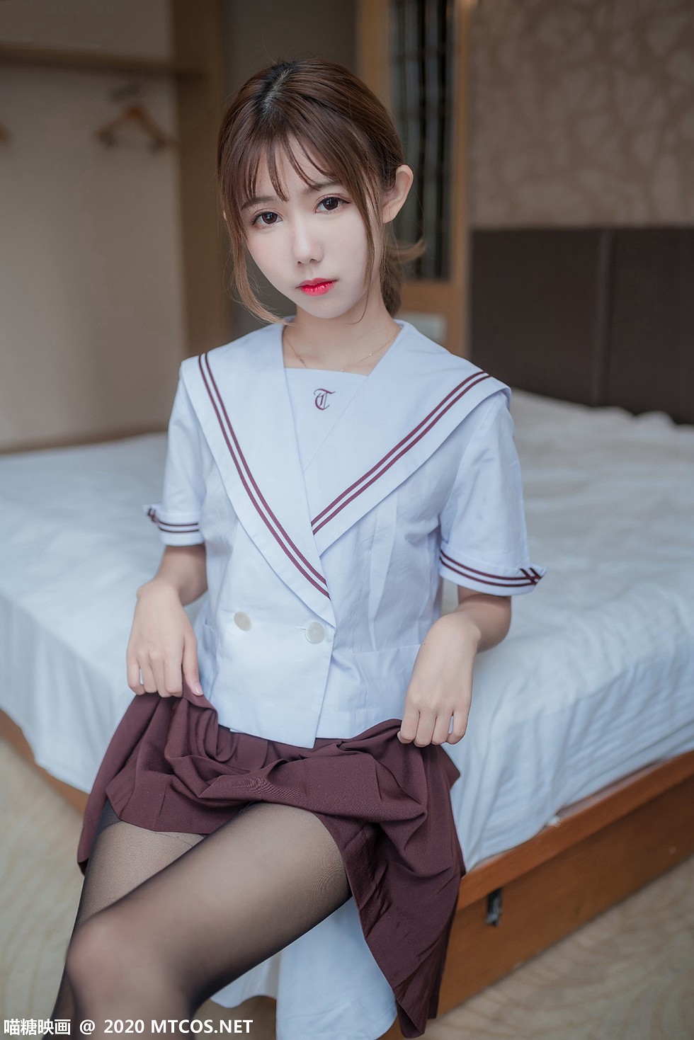 [喵糖映画]JKL.015_JK制服美女私房床上灰色百褶裙配黑丝裤袜秀美腿性感写真45P