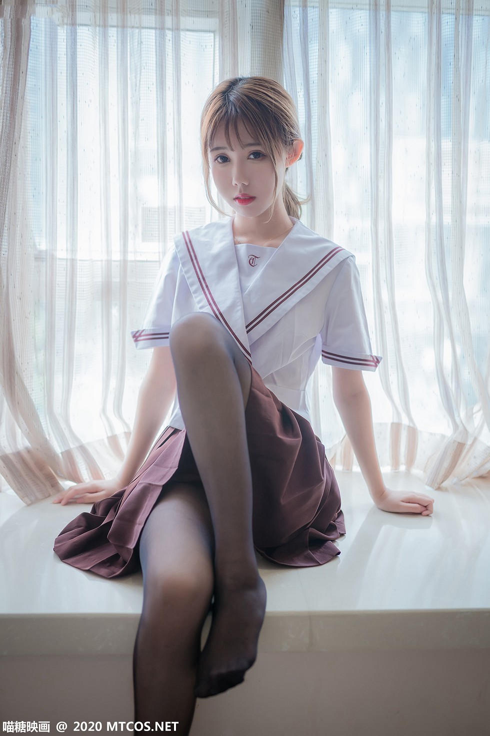 [喵糖映画]JKL.015_JK制服美女私房床上灰色百褶裙配黑丝裤袜秀美腿性感写真45P
