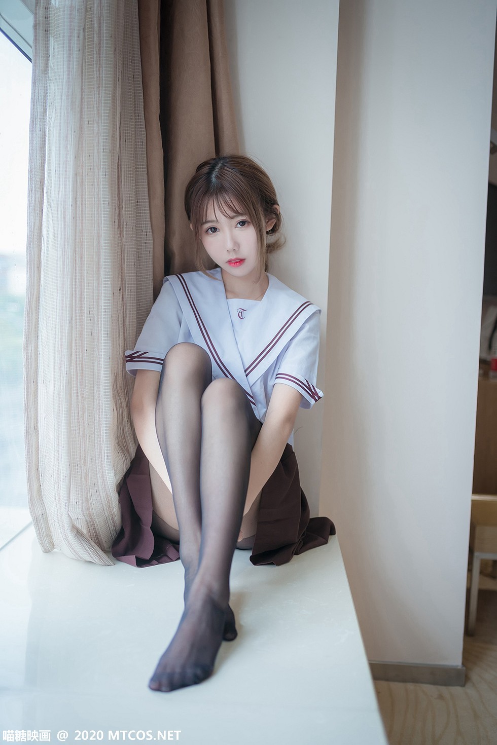 [喵糖映画]JKL.015_JK制服美女私房床上灰色百褶裙配黑丝裤袜秀美腿性感写真45P