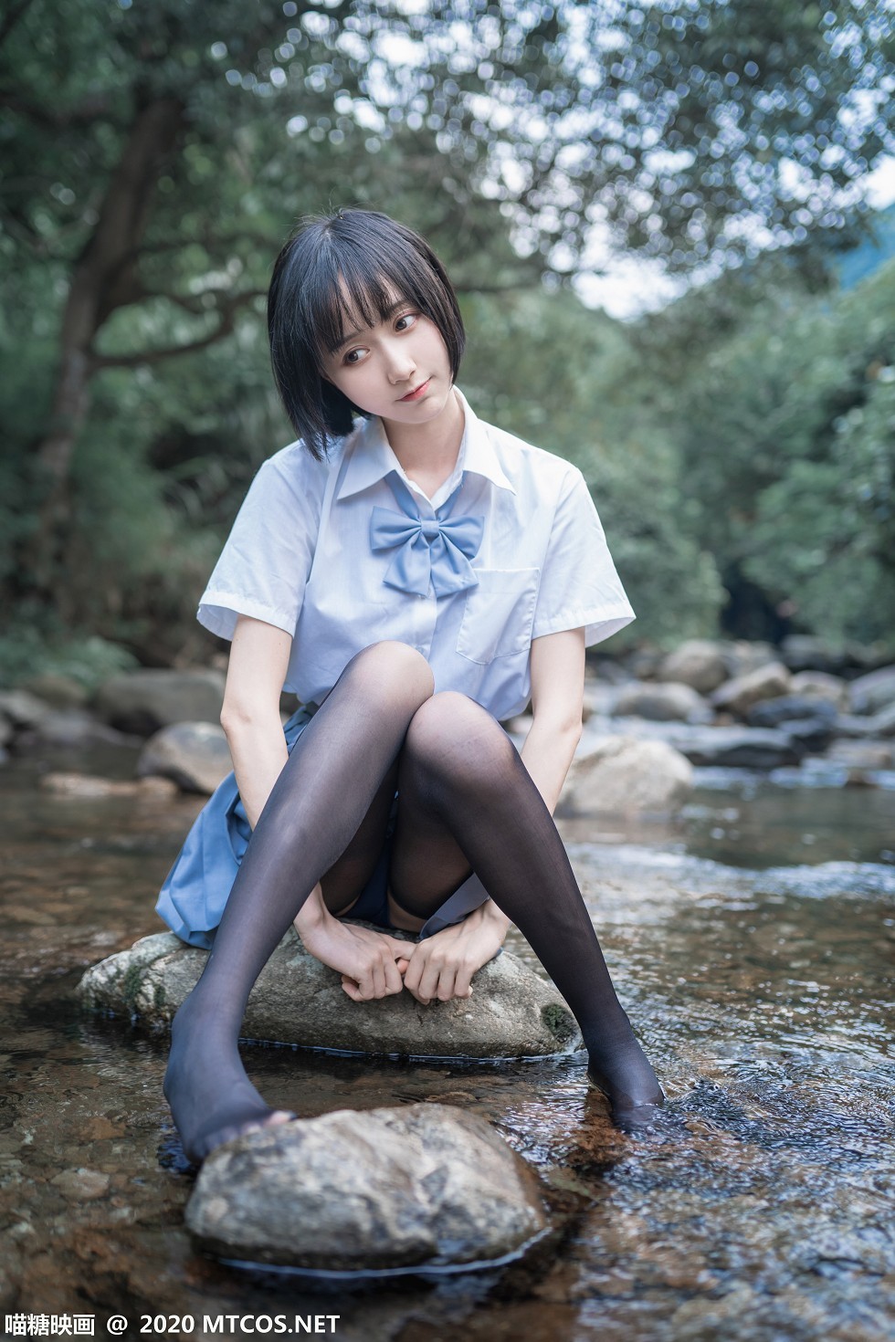 [喵糖映画]JKL.016_JK制服美女树林小溪边性感短裙配黑丝裤袜湿身诱惑写真37P