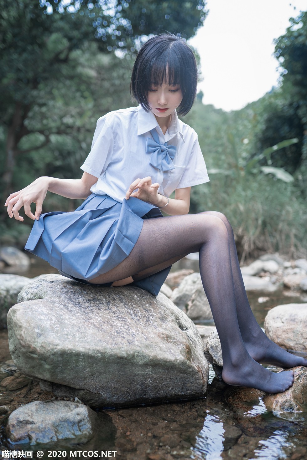 [喵糖映画]JKL.016_JK制服美女树林小溪边性感短裙配黑丝裤袜湿身诱惑写真37P