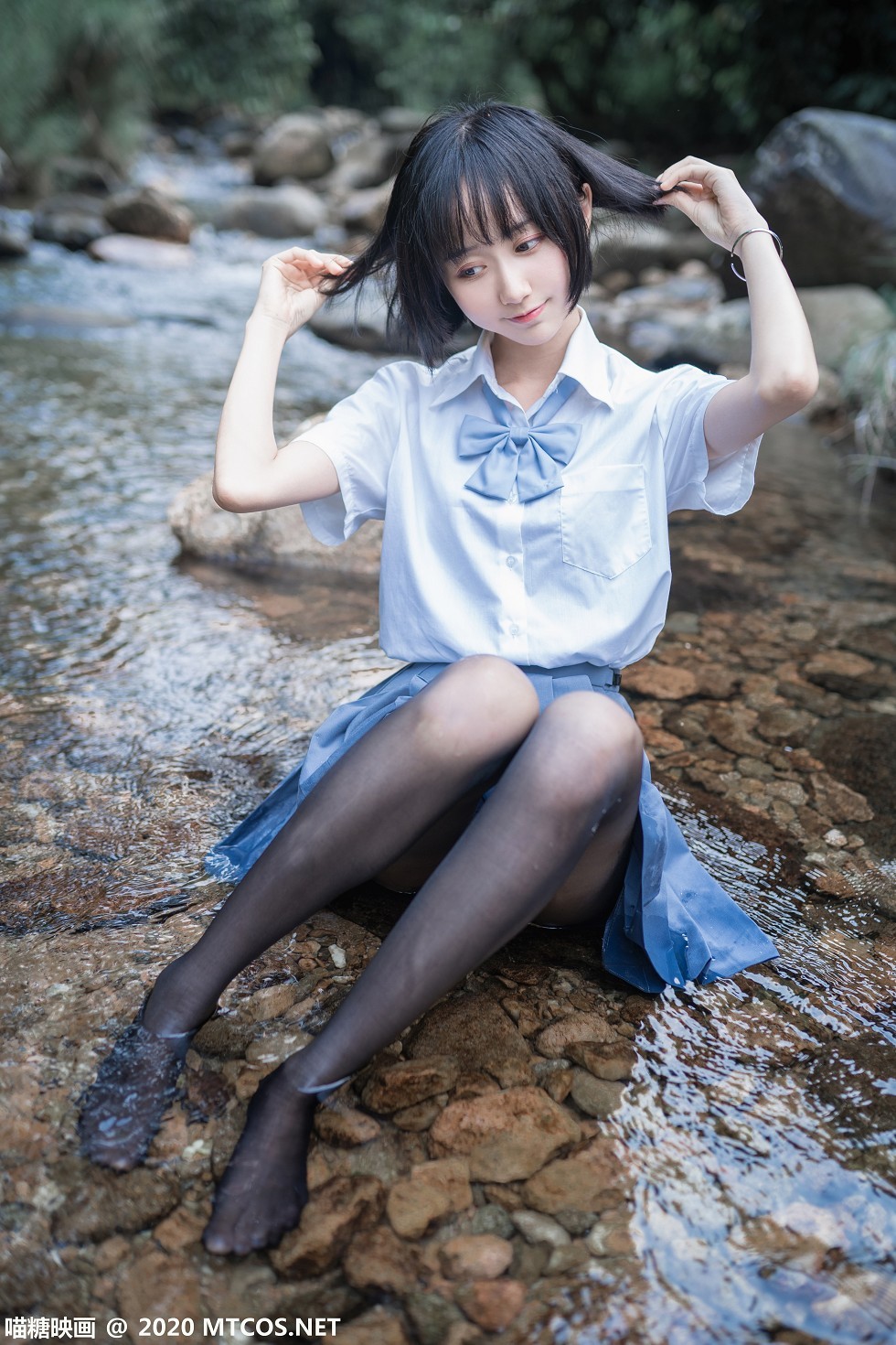 [喵糖映画]JKL.016_JK制服美女树林小溪边性感短裙配黑丝裤袜湿身诱惑写真37P