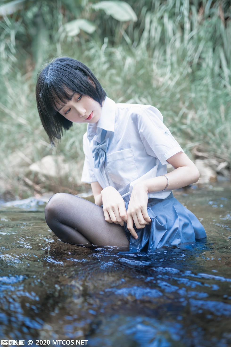[喵糖映画]JKL.016_JK制服美女树林小溪边性感短裙配黑丝裤袜湿身诱惑写真37P