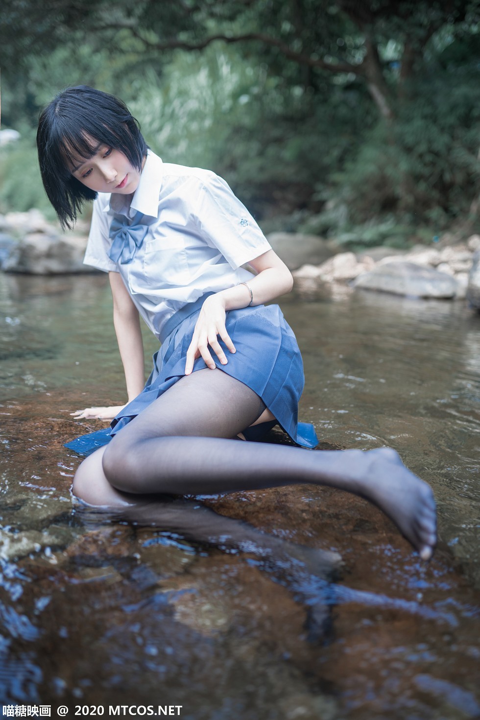 [喵糖映画]JKL.016_JK制服美女树林小溪边性感短裙配黑丝裤袜湿身诱惑写真37P