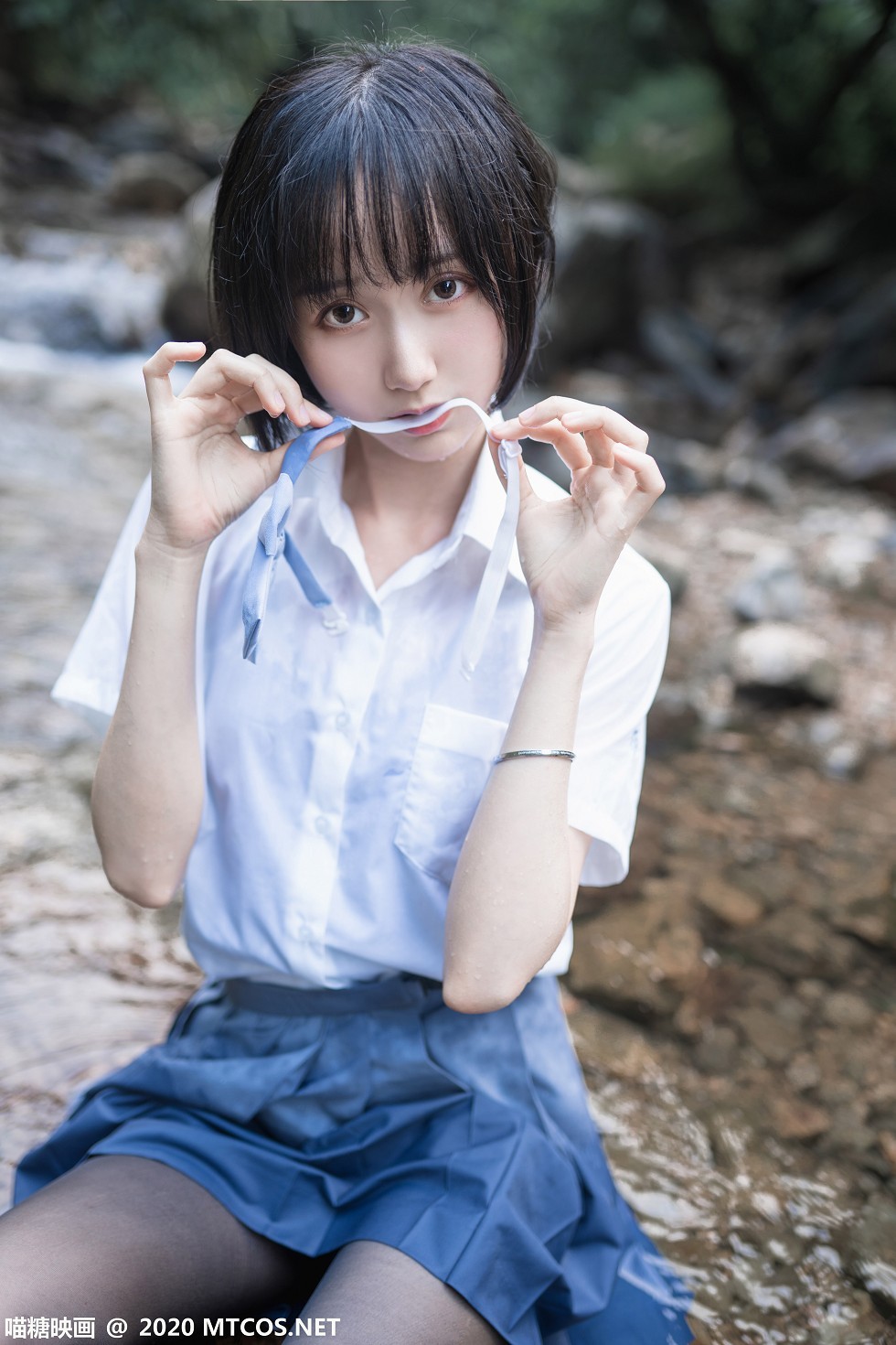 [喵糖映画]JKL.016_JK制服美女树林小溪边性感短裙配黑丝裤袜湿身诱惑写真37P