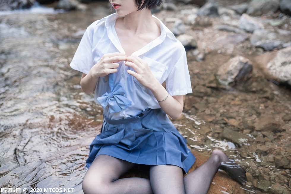 [喵糖映画]JKL.016_JK制服美女树林小溪边性感短裙配黑丝裤袜湿身诱惑写真37P