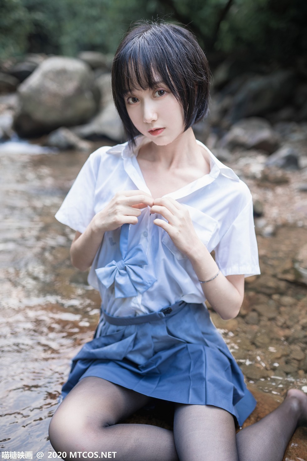 [喵糖映画]JKL.016_JK制服美女树林小溪边性感短裙配黑丝裤袜湿身诱惑写真37P