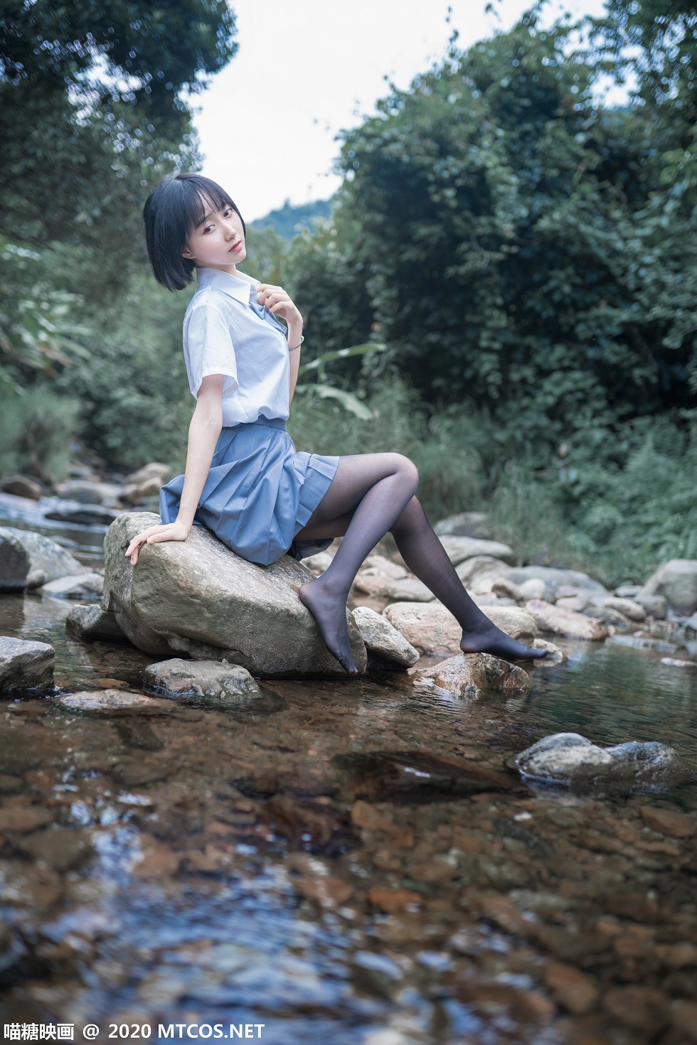 [喵糖映画]JKL.016_JK制服美女树林小溪边性感短裙配黑丝裤袜湿身诱惑写真37P