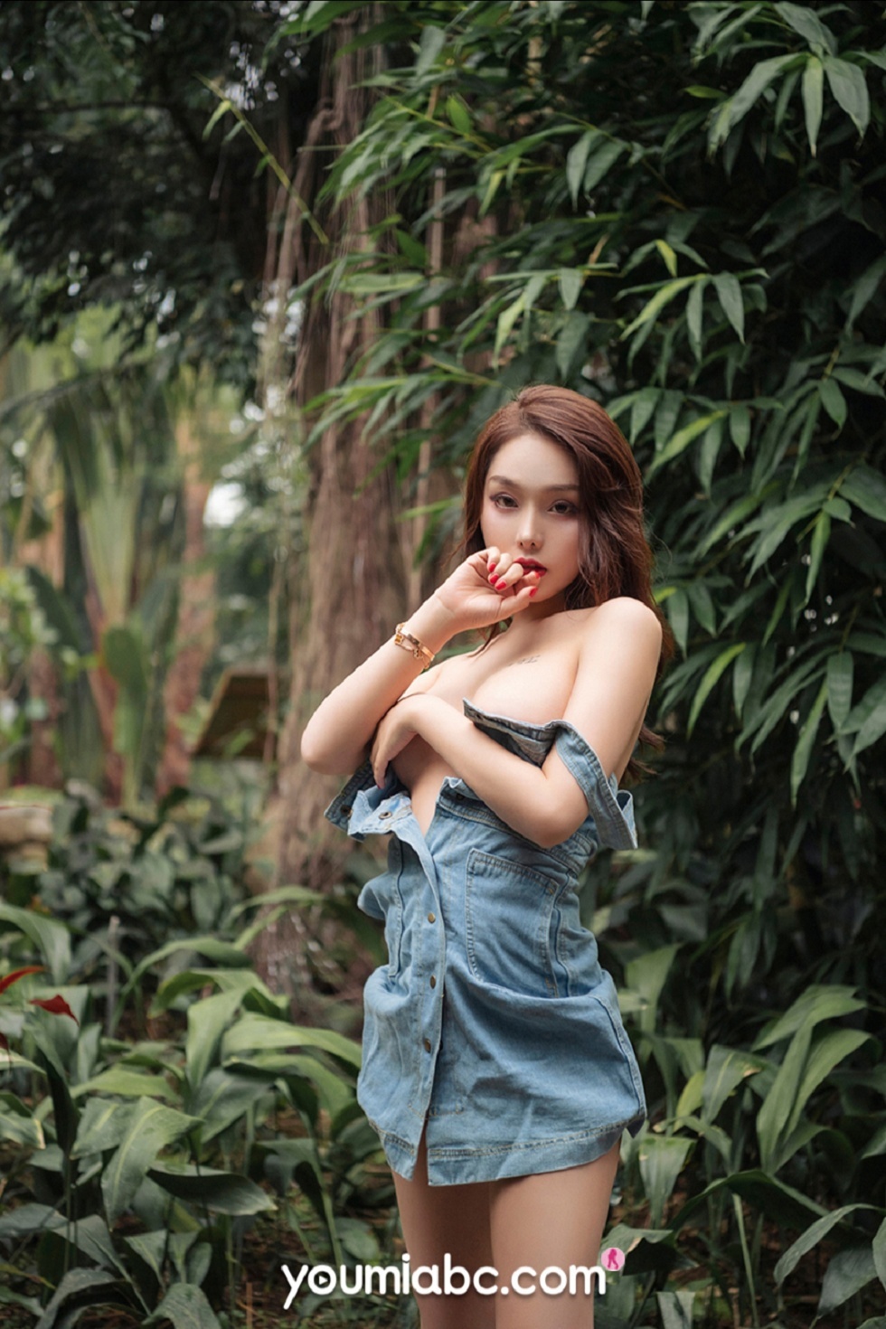[YouMi尤蜜]Vol.401_嫩模陈圆圆户外牛仔连身裙真空秀火辣身材傲人豪乳诱惑写真26P