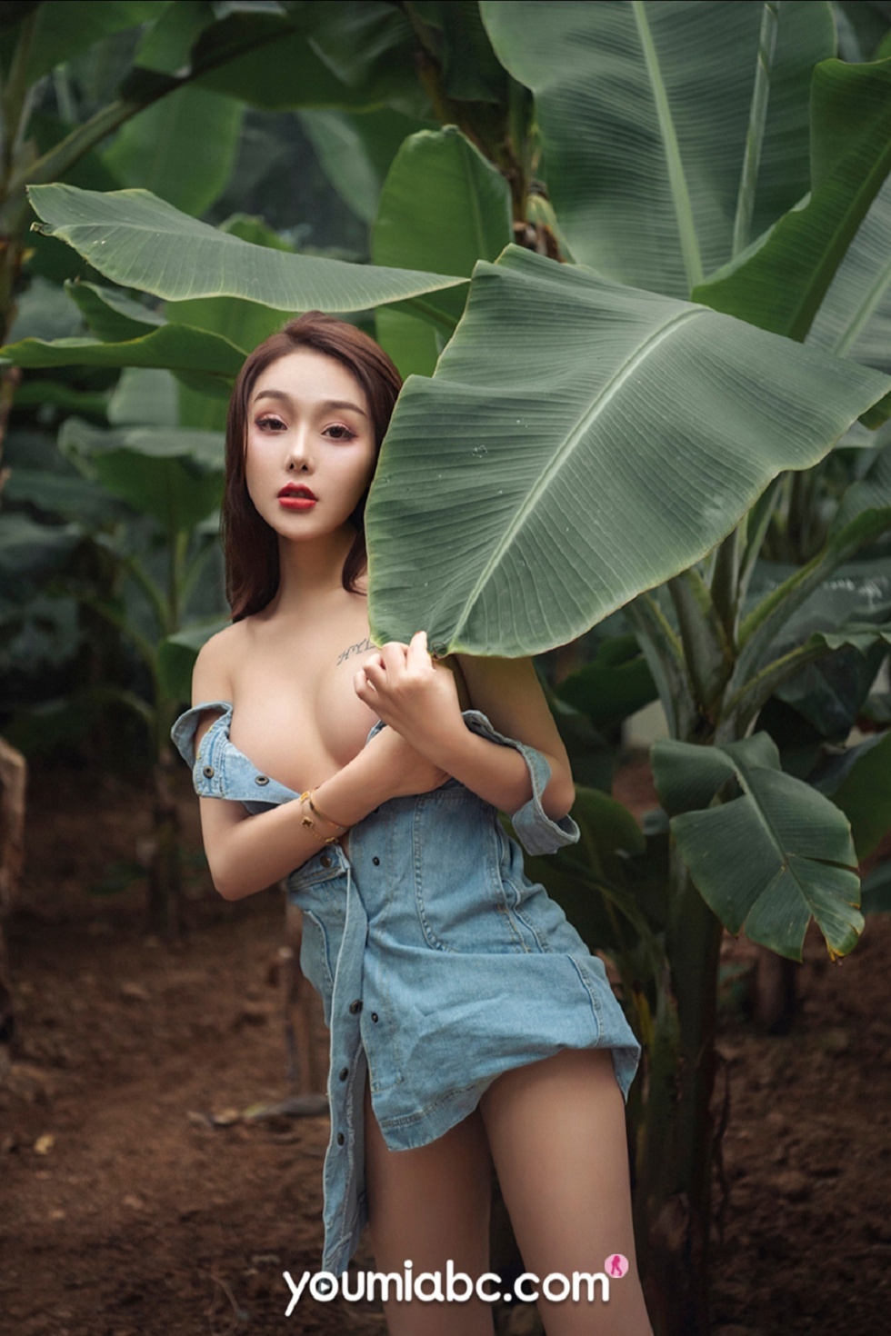 [YouMi尤蜜]Vol.401_嫩模陈圆圆户外牛仔连身裙真空秀火辣身材傲人豪乳诱惑写真26P
