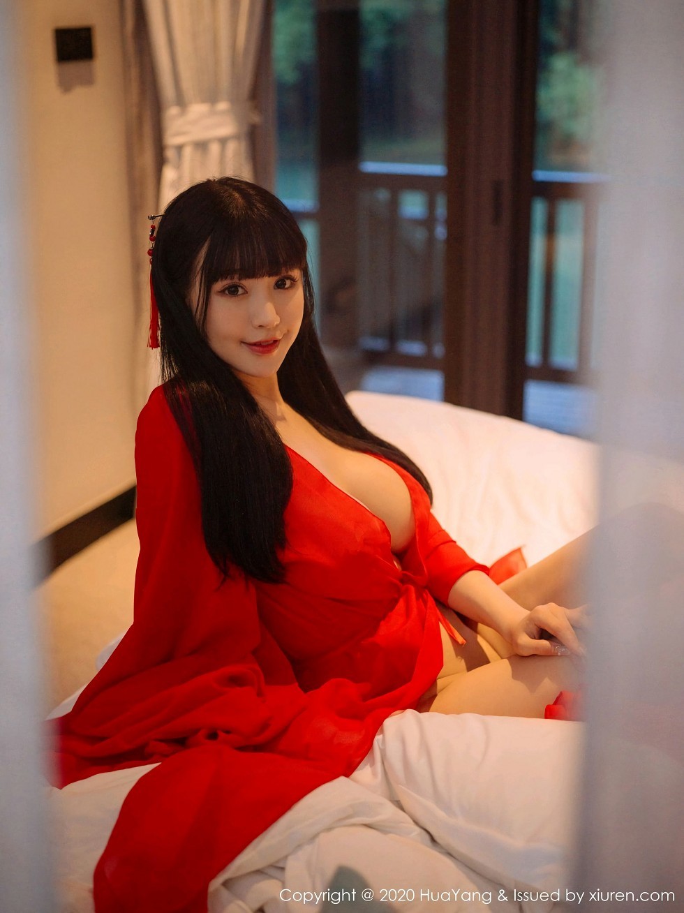 [HuaYang花漾]Vol.310_女神朱可儿Flower杭州旅拍鲜红古典长裙包裹火辣胴体诱惑写真70P