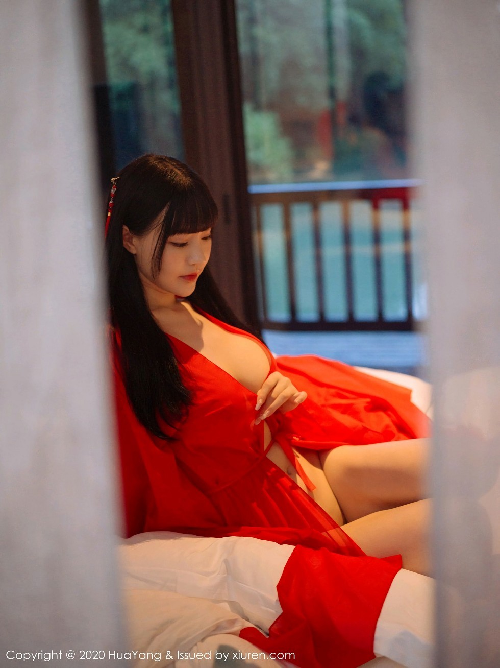 [HuaYang花漾]Vol.310_女神朱可儿Flower杭州旅拍鲜红古典长裙包裹火辣胴体诱惑写真70P