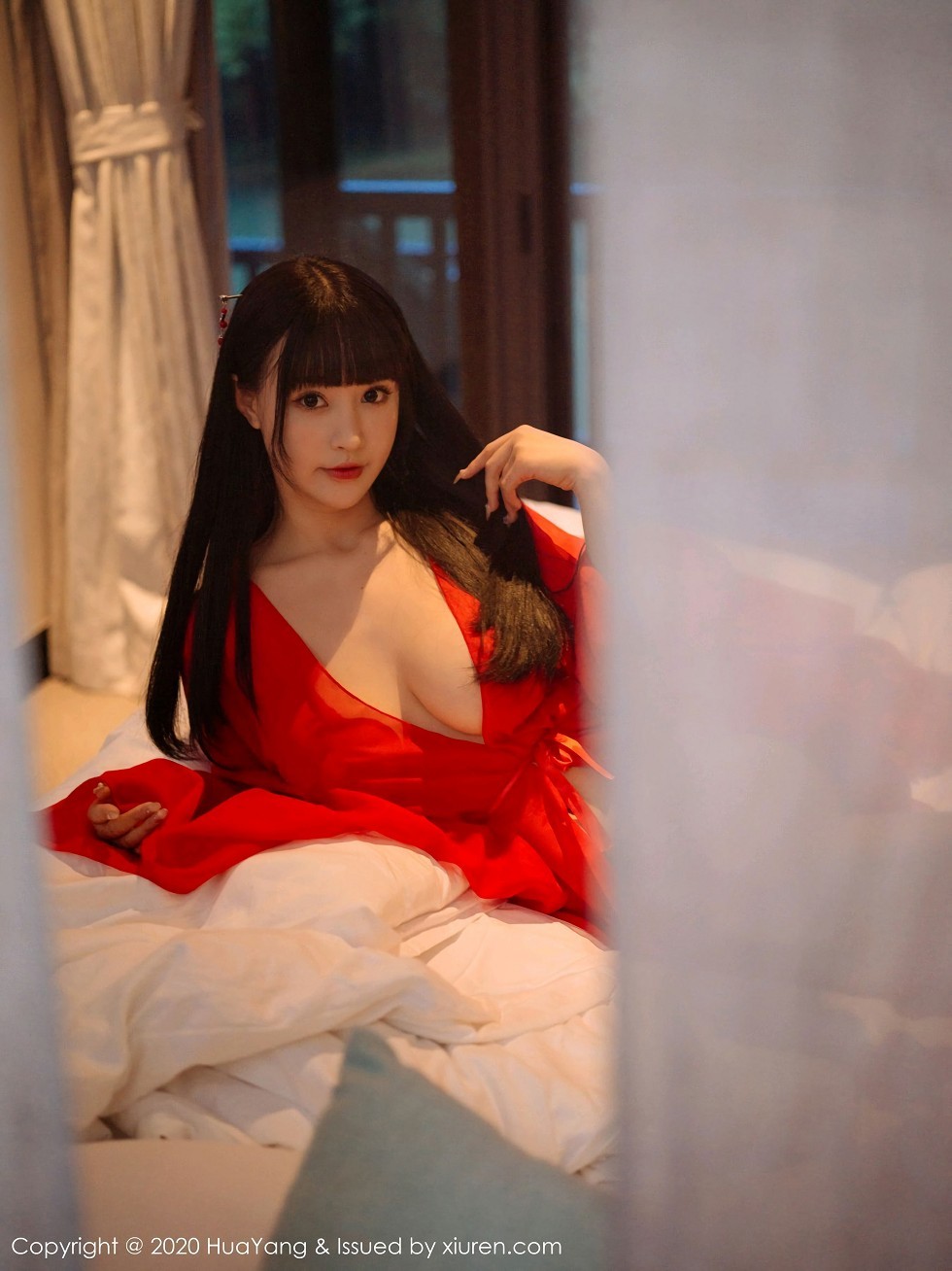 [HuaYang花漾]Vol.310_女神朱可儿Flower杭州旅拍鲜红古典长裙包裹火辣胴体诱惑写真70P