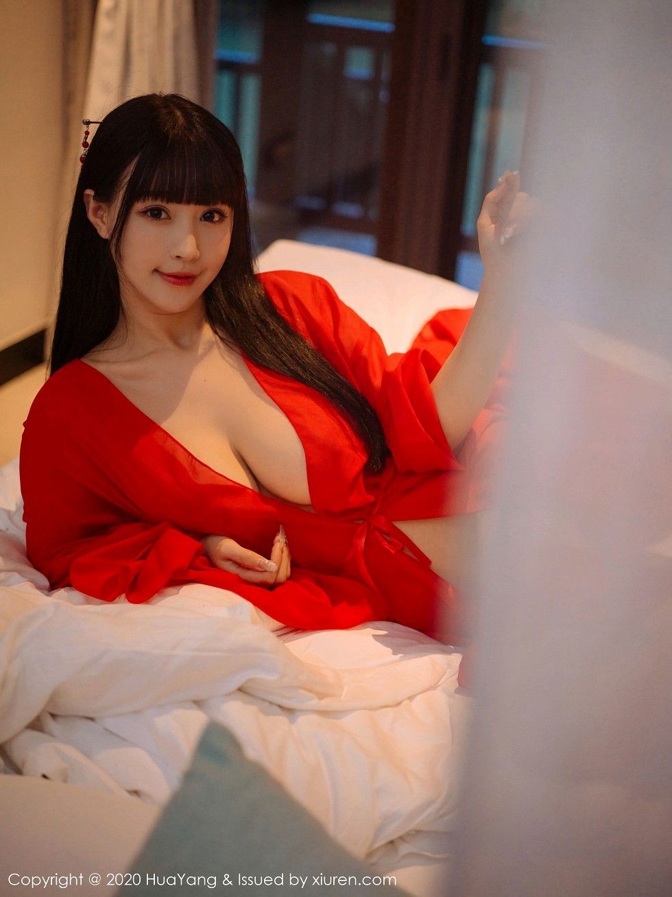 [HuaYang花漾]Vol.310_女神朱可儿Flower杭州旅拍鲜红古典长裙包裹火辣胴体诱惑写真70P