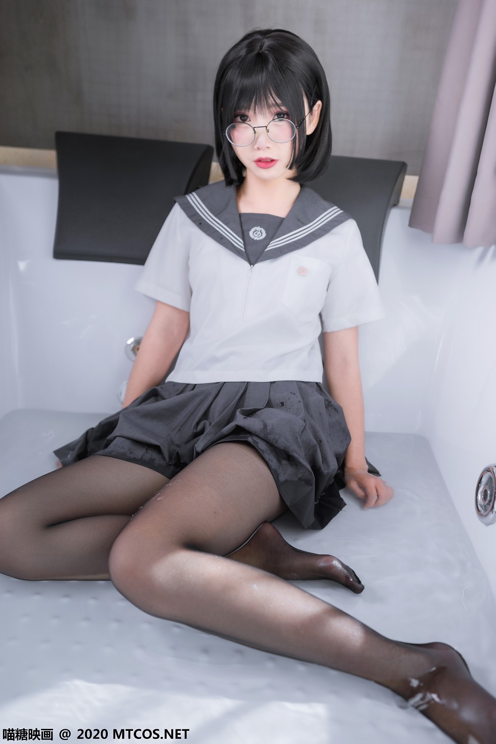 [喵糖映画]JKL.017_JK制服美女私房灰色百褶裙配黑丝裤袜半撩露翘臀诱惑写真21P