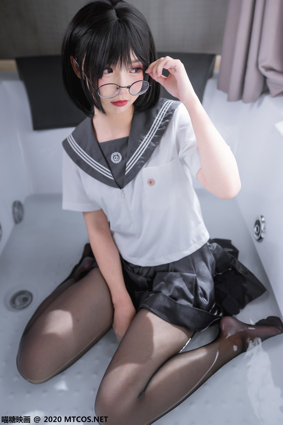 [喵糖映画]JKL.017_JK制服美女私房灰色百褶裙配黑丝裤袜半撩露翘臀诱惑写真21P
