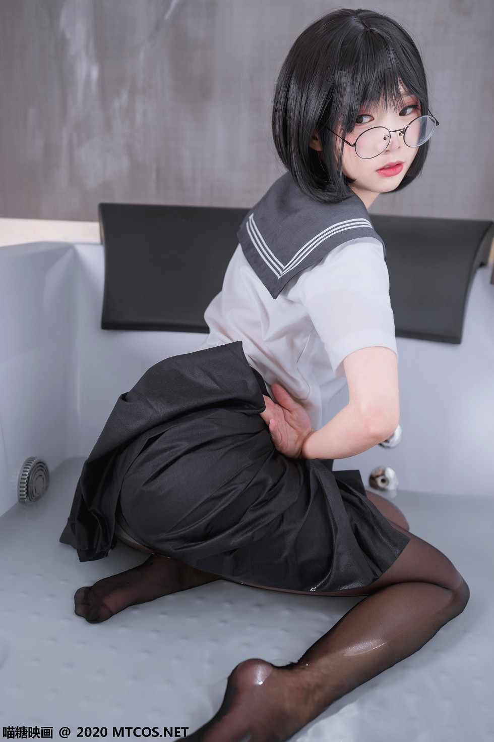 [喵糖映画]JKL.017_JK制服美女私房灰色百褶裙配黑丝裤袜半撩露翘臀诱惑写真21P