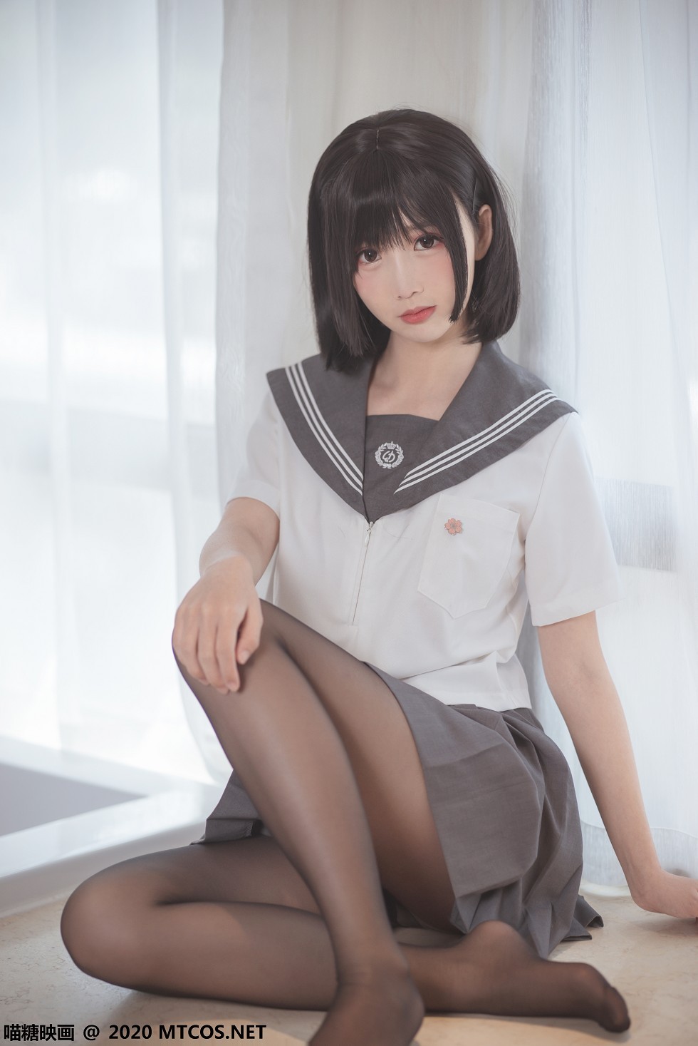[喵糖映画]JKL.017_JK制服美女私房灰色百褶裙配黑丝裤袜半撩露翘臀诱惑写真21P