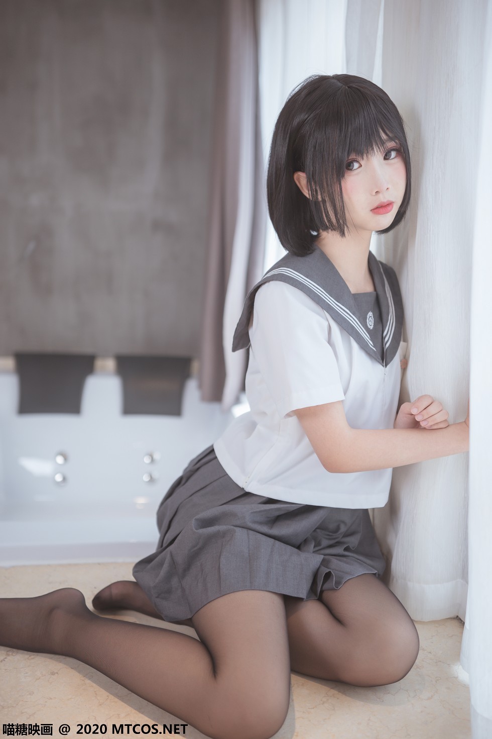 [喵糖映画]JKL.017_JK制服美女私房灰色百褶裙配黑丝裤袜半撩露翘臀诱惑写真21P