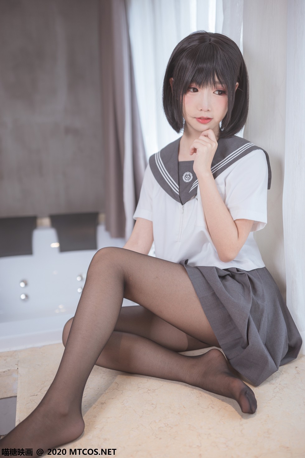 [喵糖映画]JKL.017_JK制服美女私房灰色百褶裙配黑丝裤袜半撩露翘臀诱惑写真21P