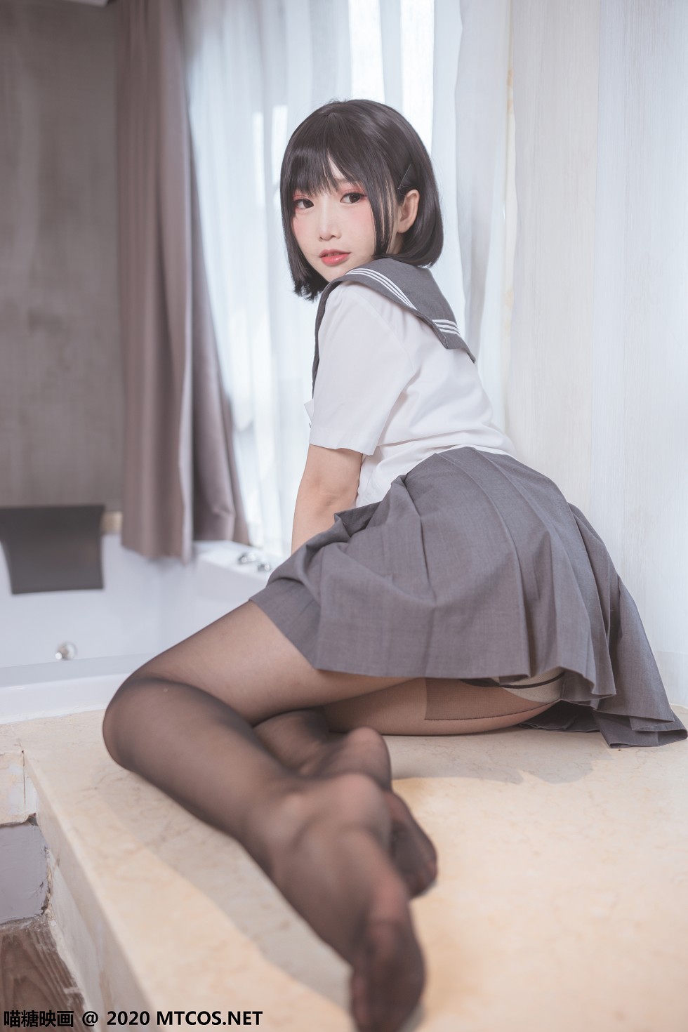 [喵糖映画]JKL.017_JK制服美女私房灰色百褶裙配黑丝裤袜半撩露翘臀诱惑写真21P