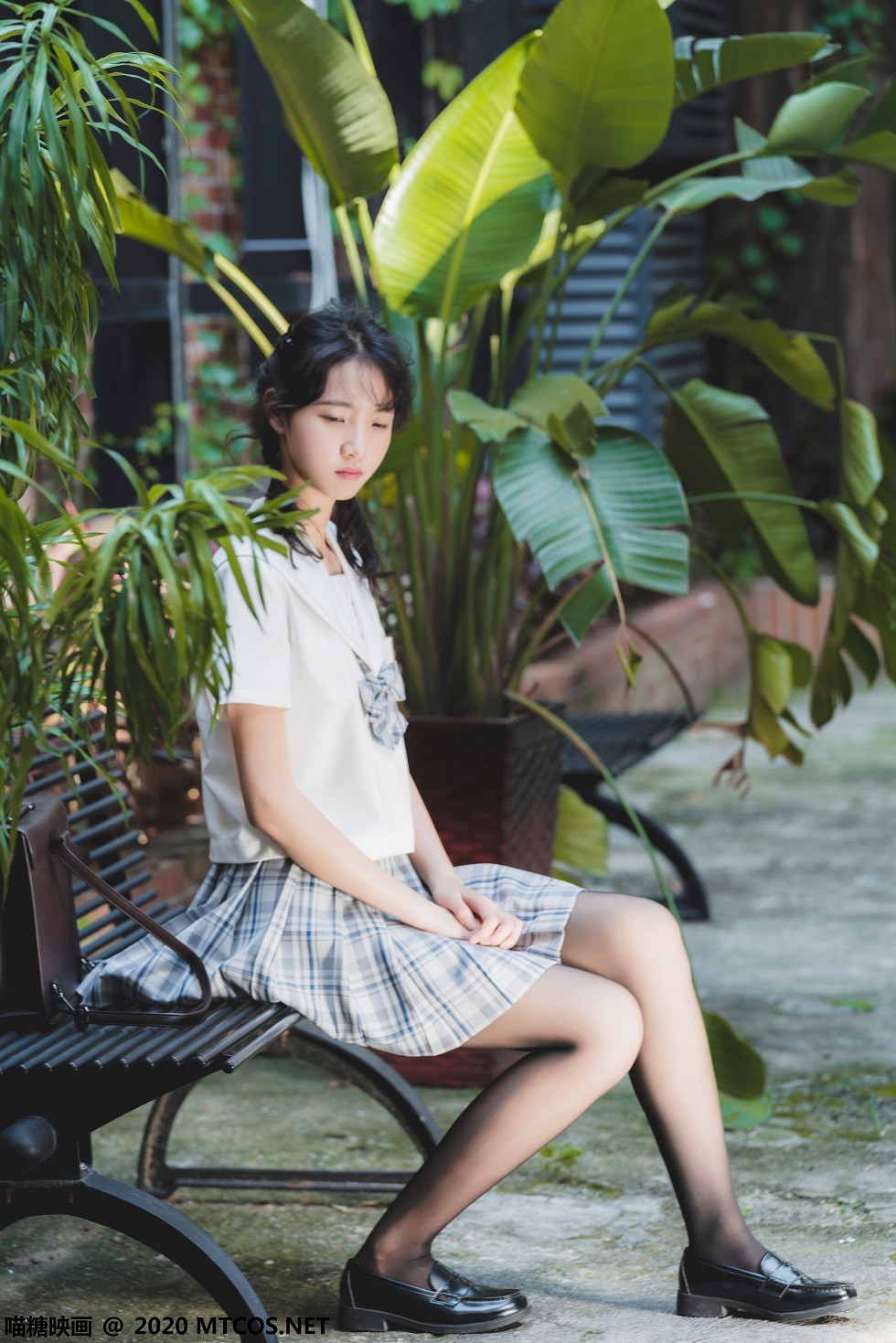 [喵糖映画]JKL.018_清纯学妹户外校园性感JK制服格子短裙配黑丝裤袜迷人写真54P