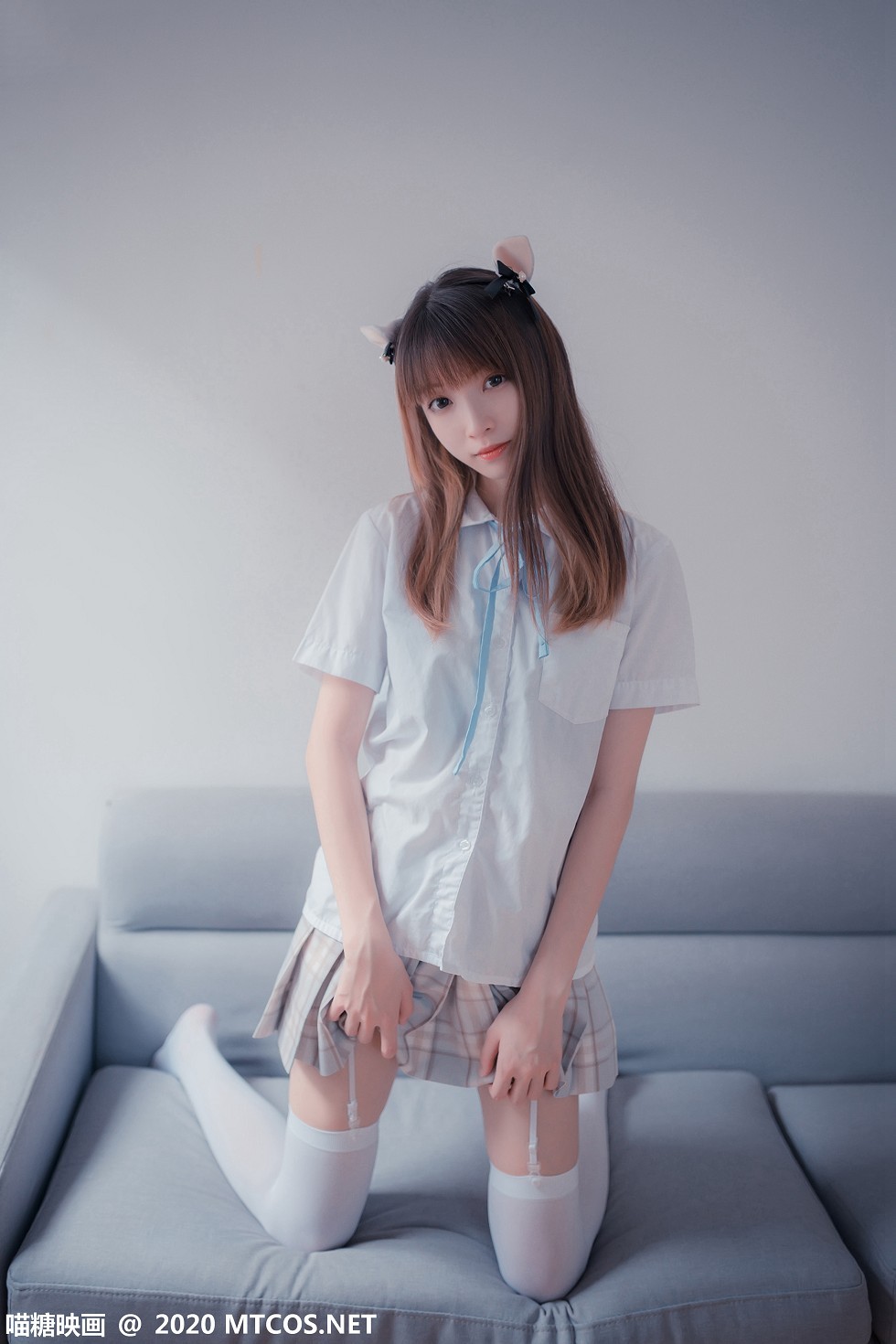 [喵糖映画]JKL.019_猫耳JK制服美女私房沙发上性感格子裙配吊带白丝袜诱惑写真45P