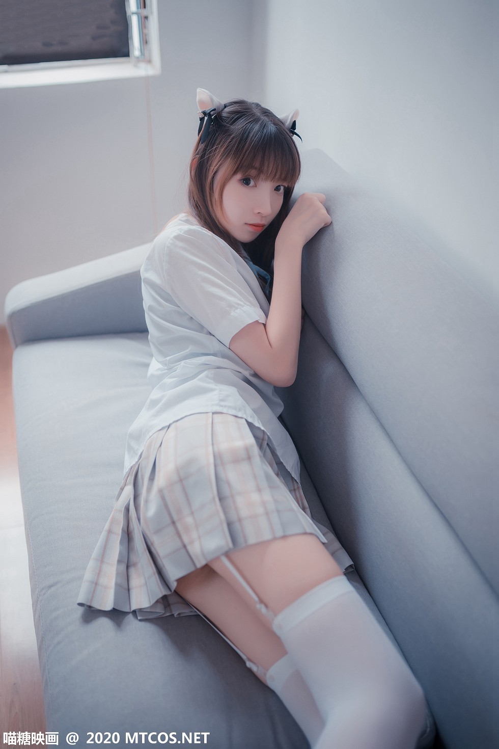 [喵糖映画]JKL.019_猫耳JK制服美女私房沙发上性感格子裙配吊带白丝袜诱惑写真45P