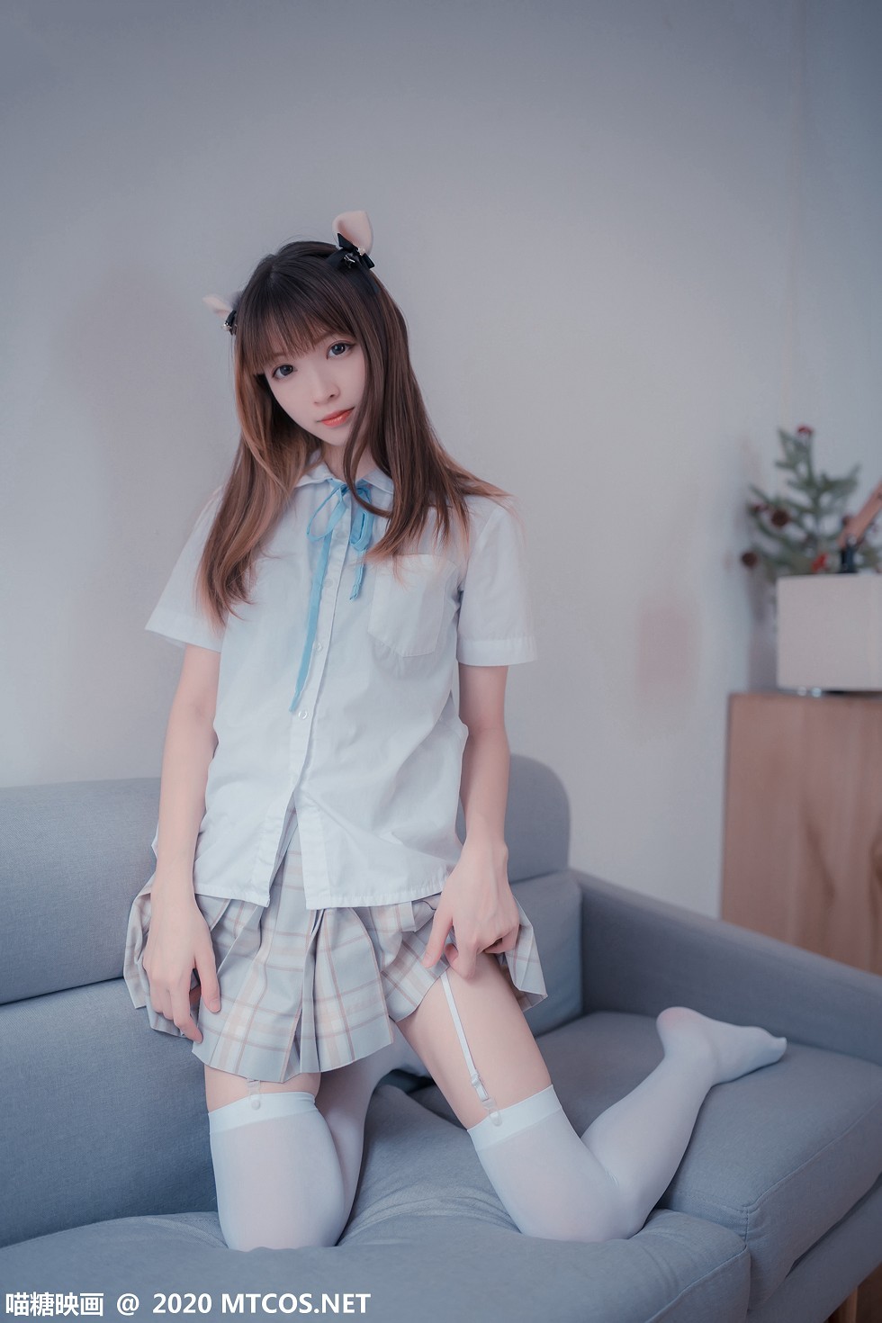 [喵糖映画]JKL.019_猫耳JK制服美女私房沙发上性感格子裙配吊带白丝袜诱惑写真45P