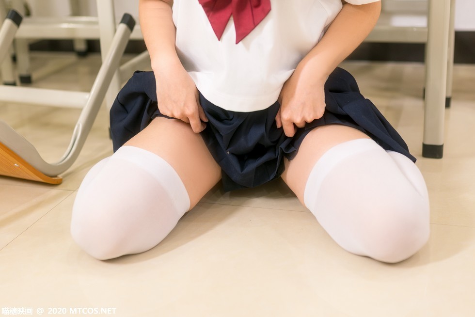 [喵糖映画]JKL.020_JK制服美女教室里性感黑色短裙配白丝袜秀美腿迷人写真25P
