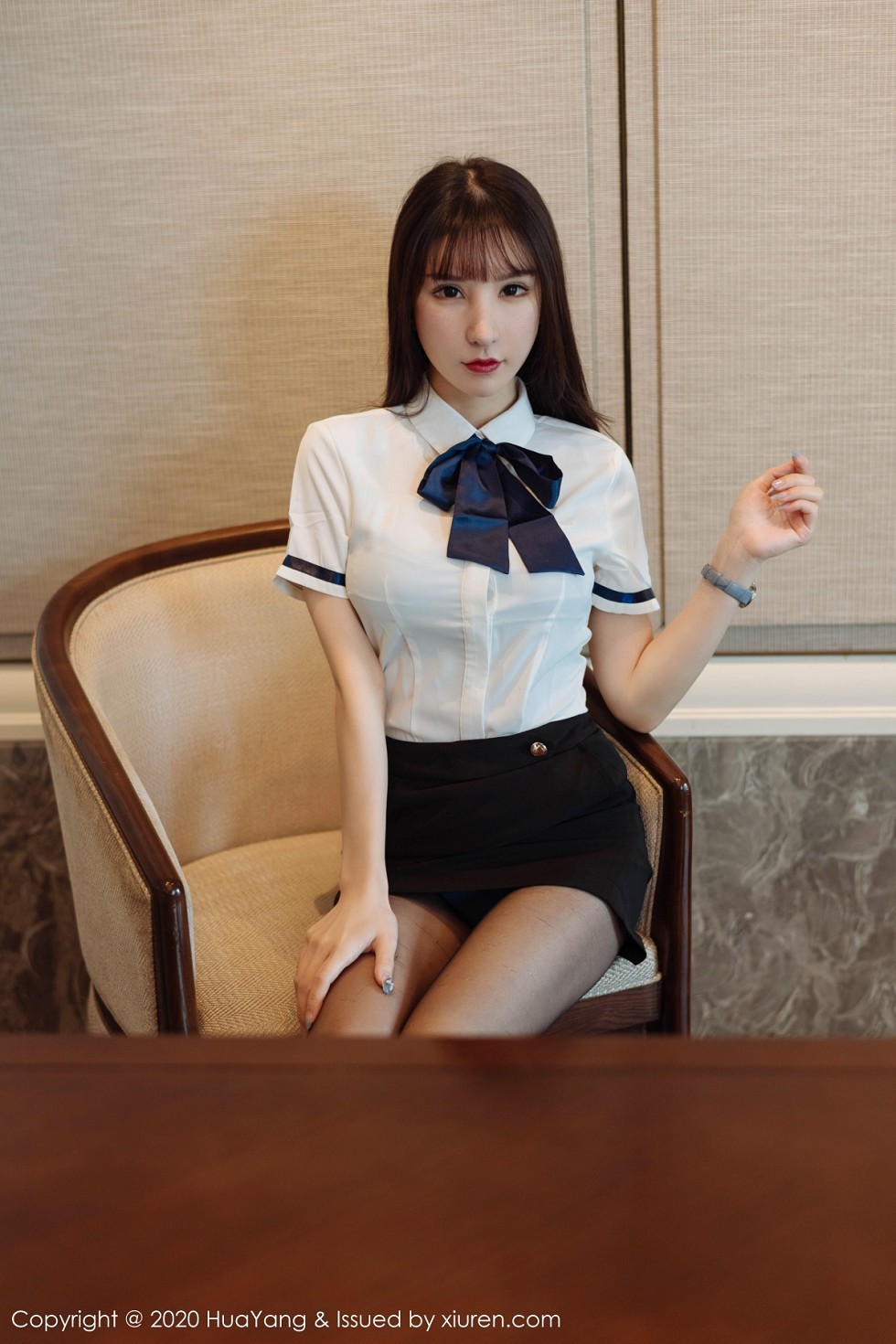 [HuaYang花漾]Vol.312_女神周于希Sandy西双版纳旅拍黑短裙配开档黑丝裤袜诱惑写真63P